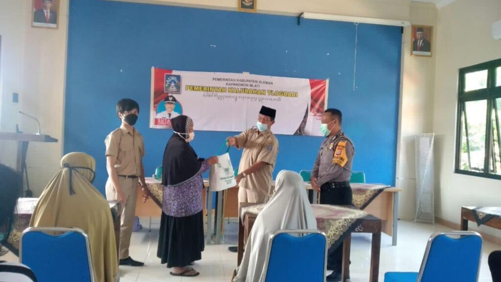 Penyampaian Paket Sembako dan Santunan Anak Yatim