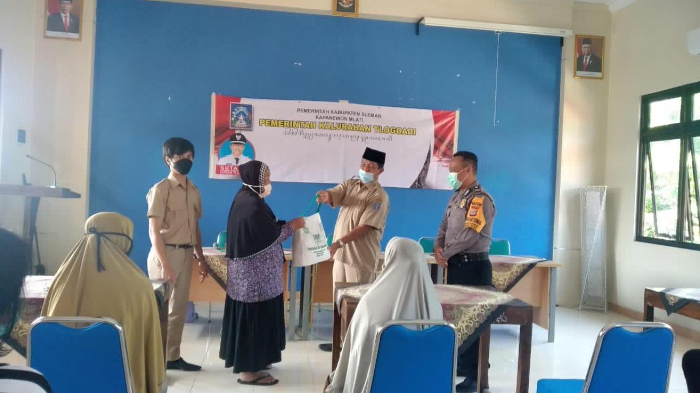 Penyampaian Paket Sembako dan Santunan Anak Yatim