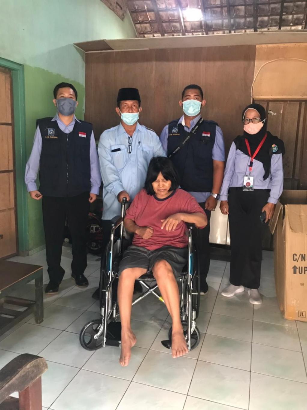 Penyerahan Bantuan Kursi Roda