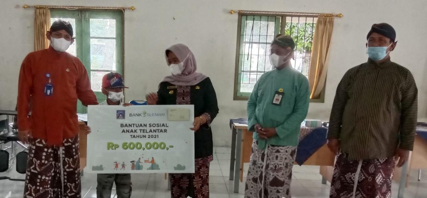 Penyerahan Bantuan Sosial Kepada PPKS