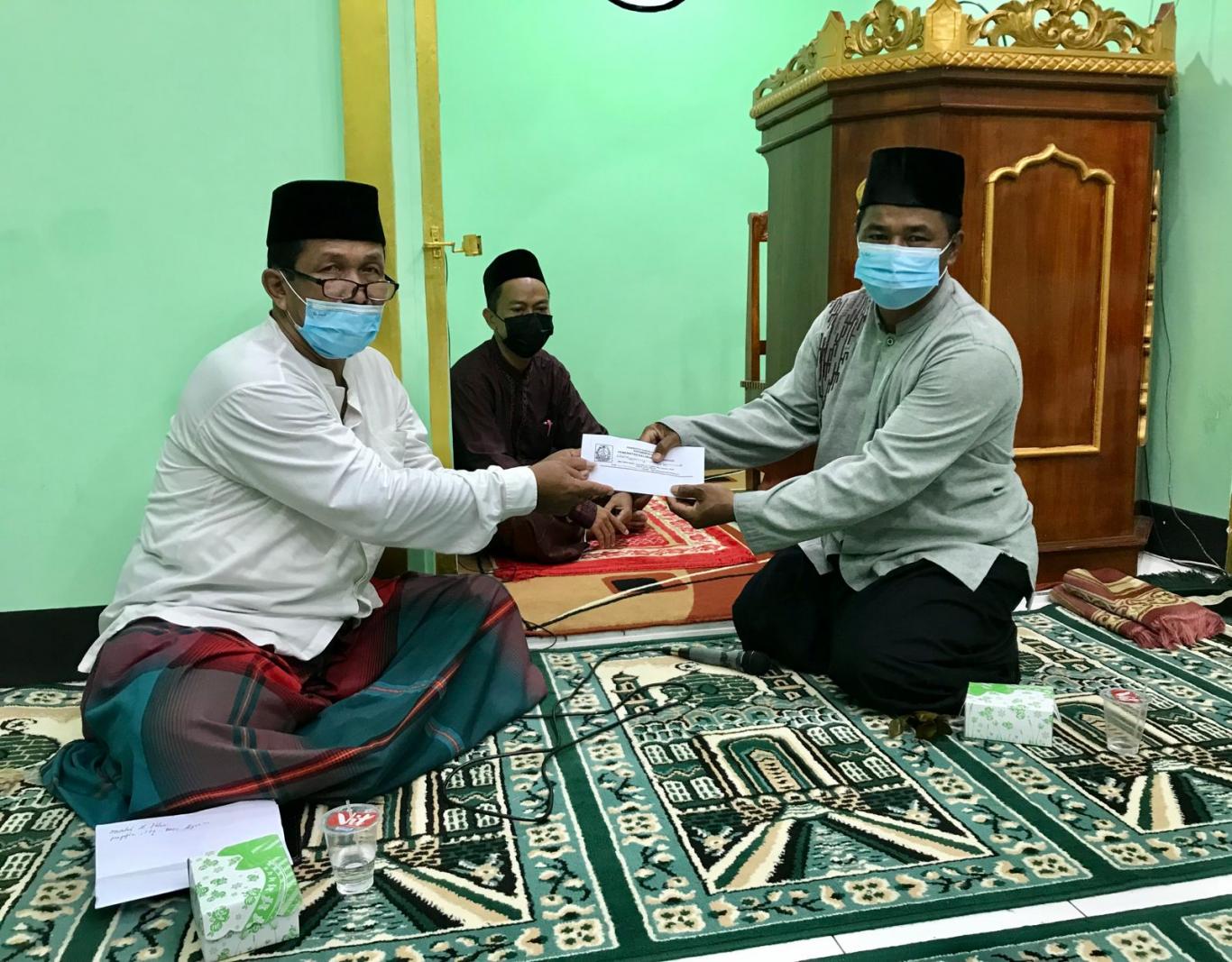 Lurah Tlogoadi Safari Tarawih di Masjid Al Iklhas Kalongan dan Serahkan Bantuan