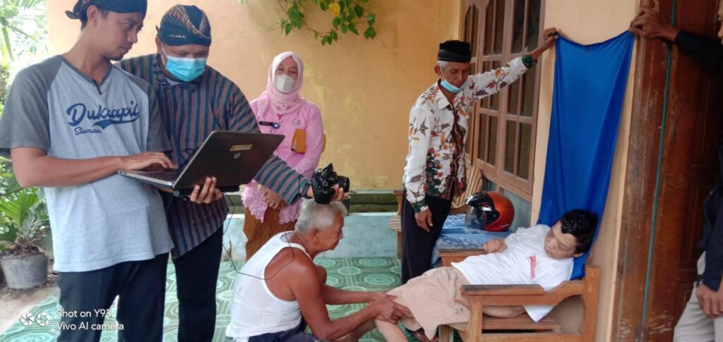 JEMPUT BOLA PEREKAMAN KTP BAGI LANSIA DAN DIFABEL