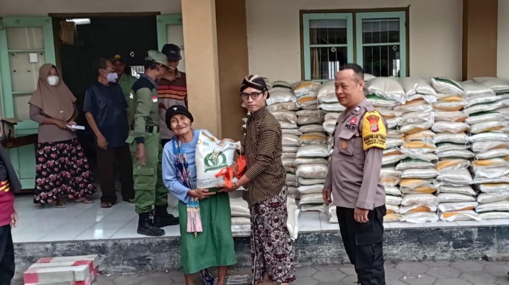 PENYALURAN BANTUAN SOSIAL BERAS DARI BADAN PANGAN NASIONAL MELALUI BULOG